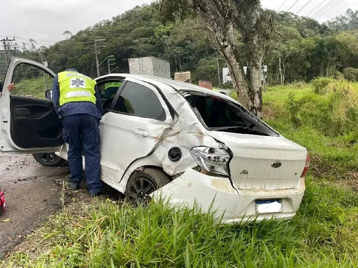Motorista é levado ao hospital após sair da pista e bater em árvore