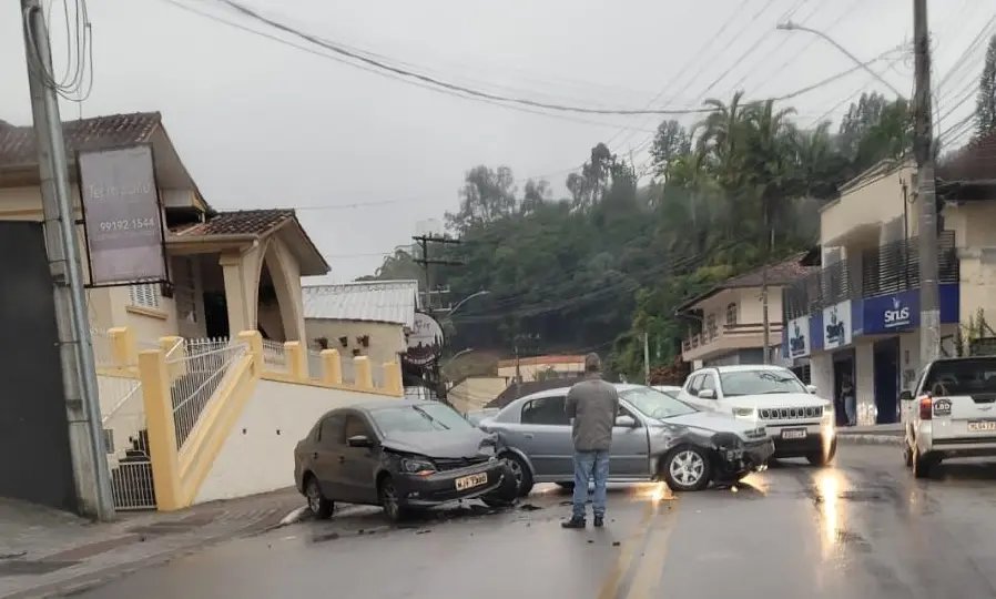 (VÍDEO) Bombeiros são acionados para colisão entre dois carros no Santa Rita