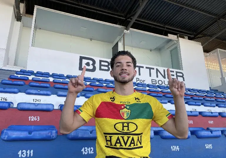Brusque anuncia a contratação do atacante Adrianinho