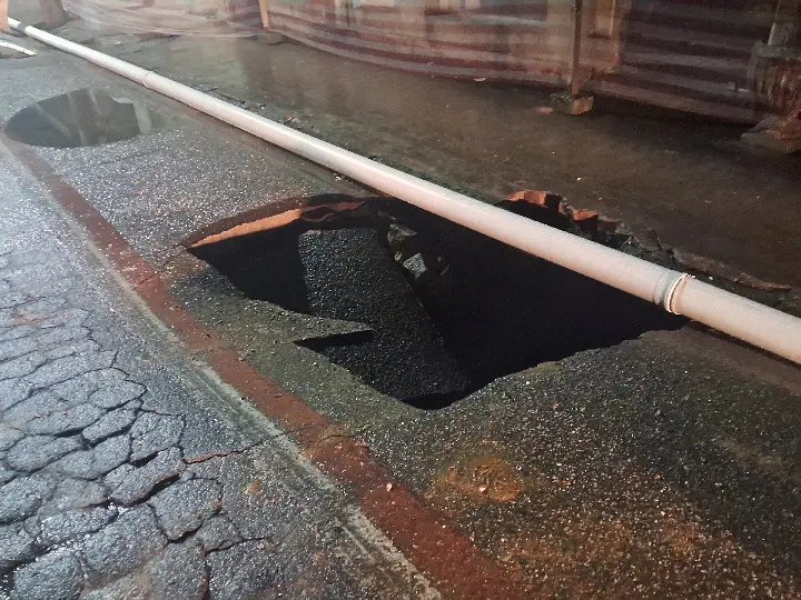 (VÍDEO) Cratera se forma na Avenida Primeiro de Maio