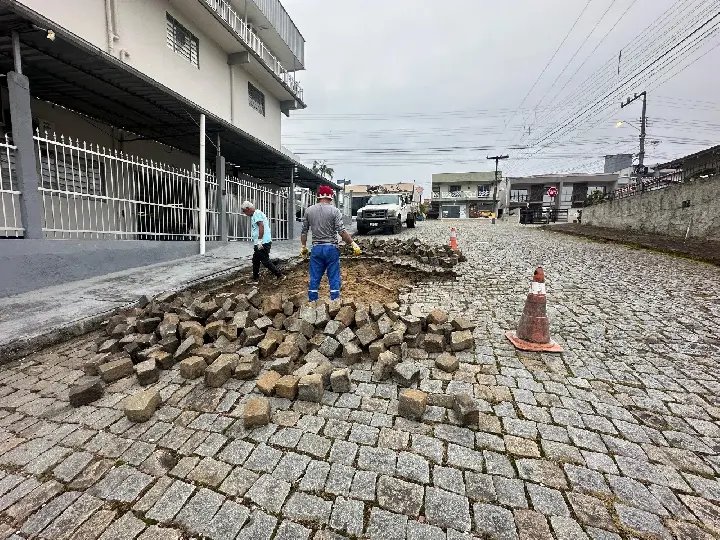 Rua de calçamento é reparada no Jardim Maluche