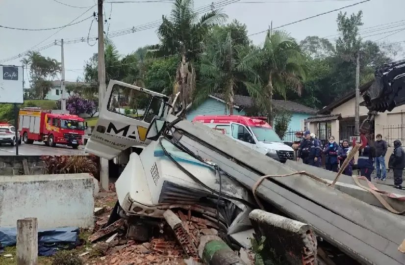 Carga de concreto esmaga cabine de caminhão e mata motorista em SC