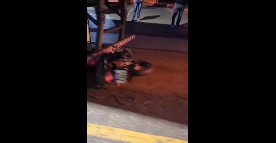 (VÍDEO) Motociclista fica ferido após colisão contra caminhão em Brusque 
