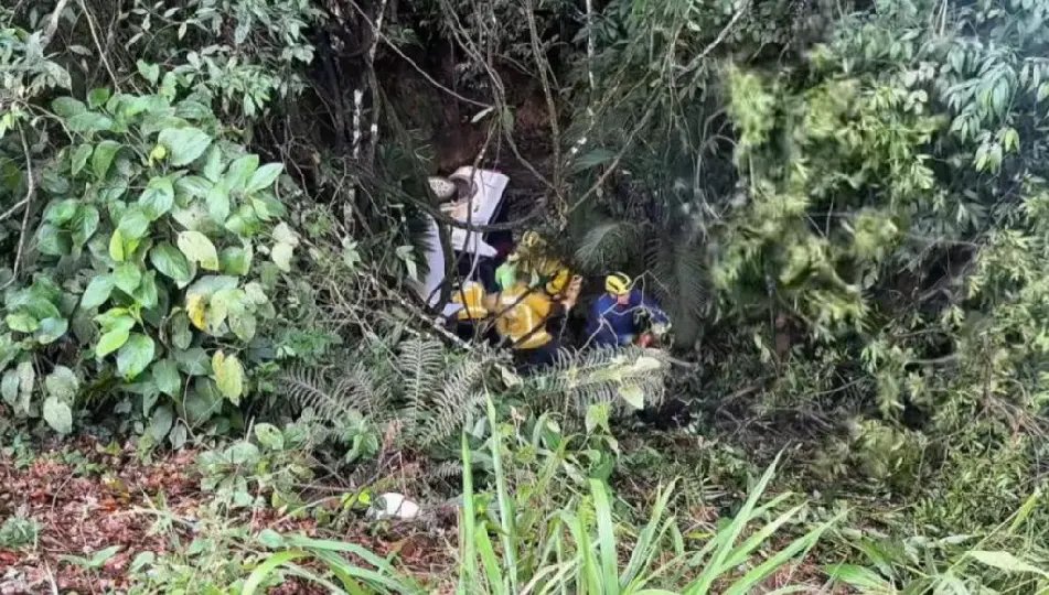 Motorista fica preso às ferragens após capotar e cair de barranco em São João Batista