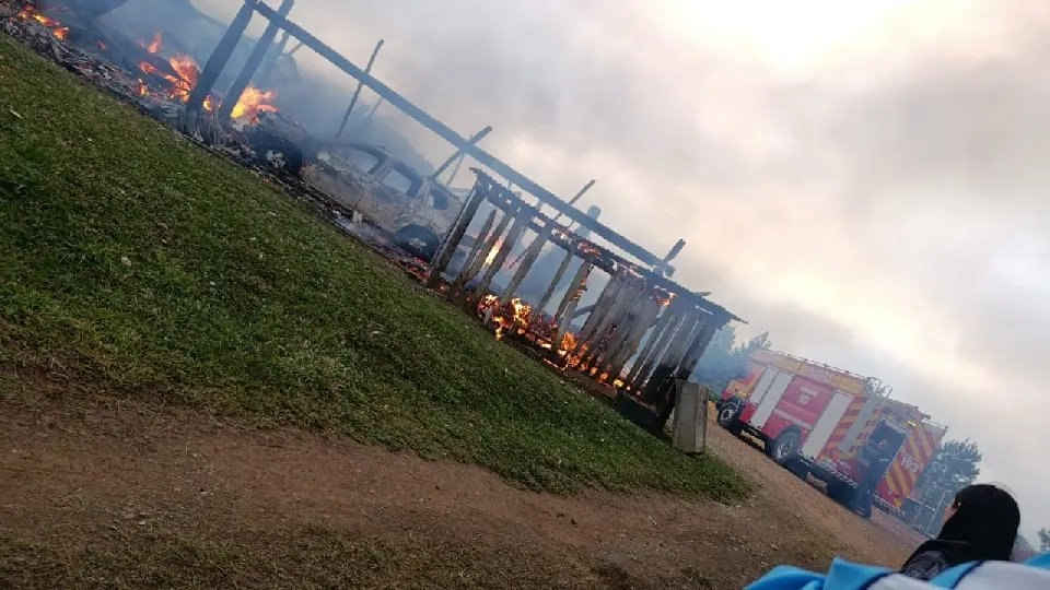 Incêndio destrói rancho de madeira em comunidade de Rio dos Cedros