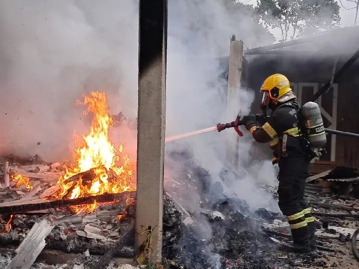 Bombeiros enfrentam difícil acesso para controlar incêndio no Brilhante