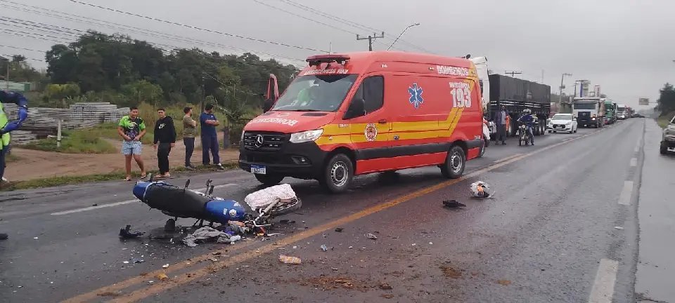 Casal fica gravemente ferido e moto destruída em acidente em SC