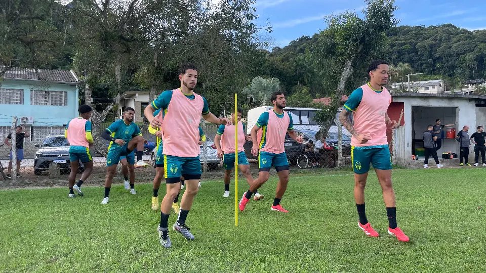 Brusque FC realiza treino apronto com foco em bolas paradas