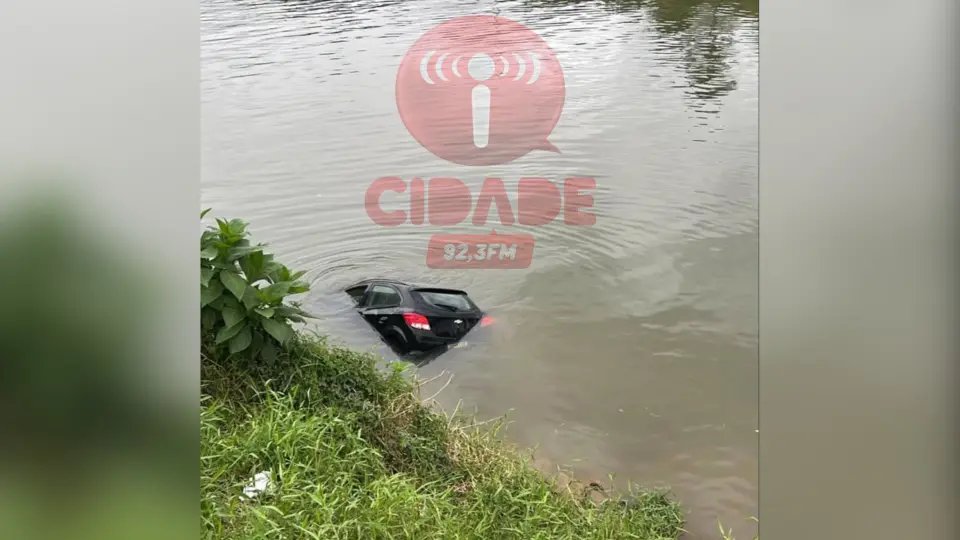 Carro cai no Rio Itajaí-Mirim durante a tarde deste domingo
