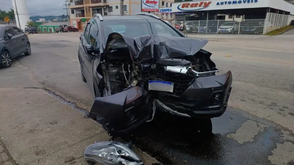 Carro tem frente destruída ao bater em poste no Jardim Maluche