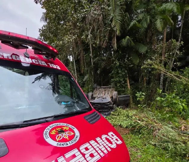 Carro capota e motorista sai ferido em Guabiruba