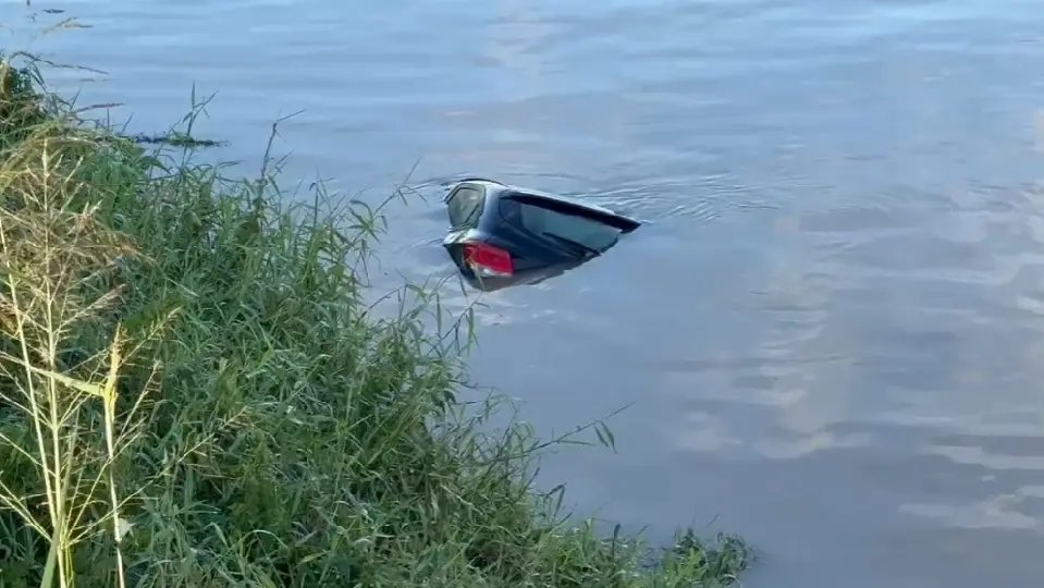 (VÍDEO) Carro que caiu no Rio Itajaí-Mirim continua na água
