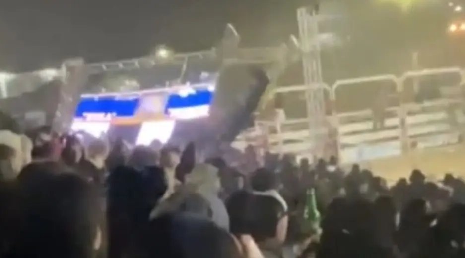 (VÍDEO) Painel de LED cai e deixa quatro feridos em rodeio