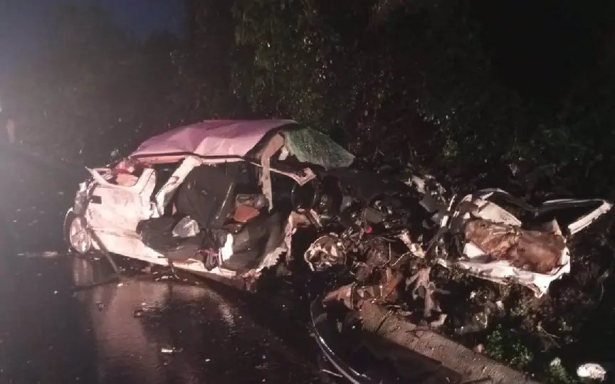 Três pessoas morrem em grave acidente entre caminhonete e caminhão
