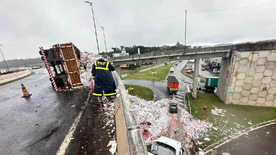 Caminhão tomba, derruba carga e trânsito fica interditado na BR 282