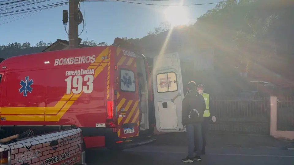 (VÍDEO) Acidente envolvendo carros e moto deixa mulher ferida