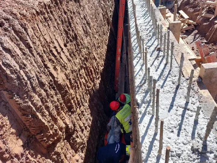 Trabalhador cai de 4 metros em obra e é resgatado com fratura no fêmur