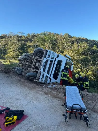 Motorista fica preso às ferragens após caminhão tombar em Ilhota