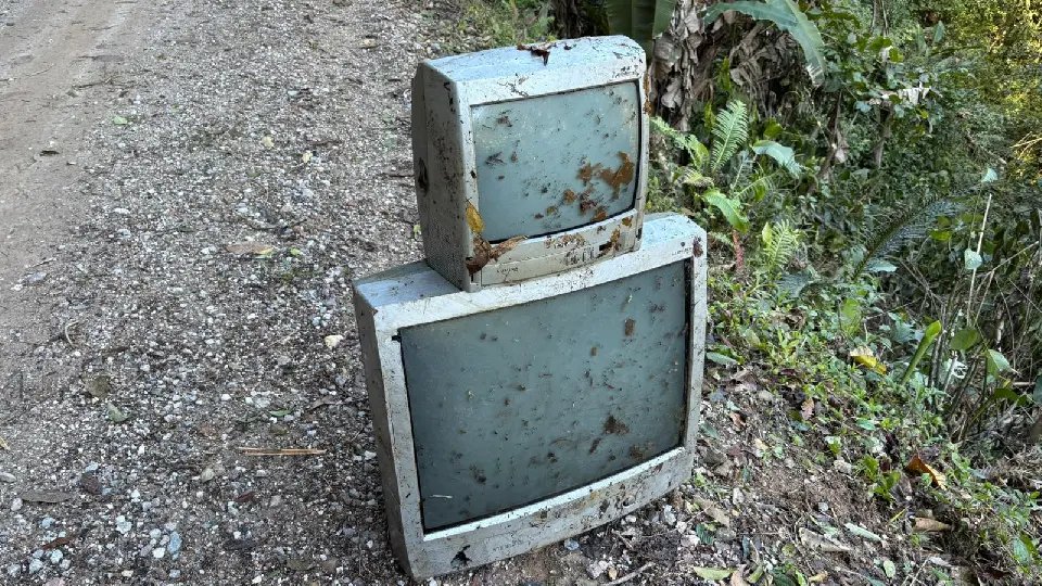 (VÍDEO) De TV's a fogões: servidor público denuncia despejo de entulhos no Taquaruçu