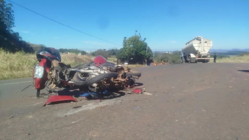 Motociclista morre após grave acidente com caminhão de ração