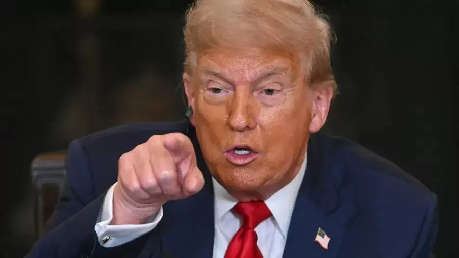 Trump assina decreto que oficializa tarifas de 50% ao Brasil