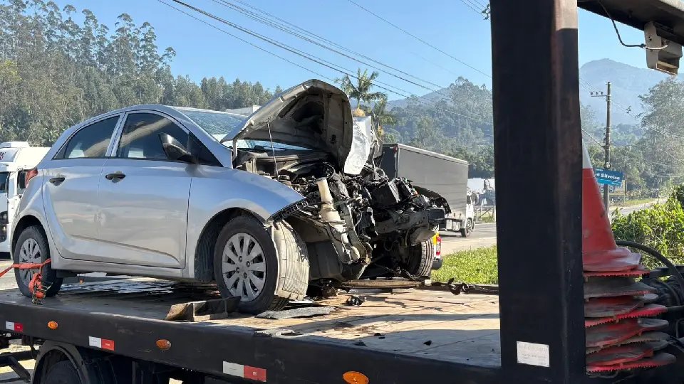 (URGENTE) Motorista morre ao colidir carro contra poste em Brusque