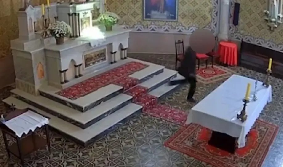 Homem explode bomba em altar de igreja