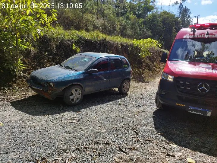 Mulher fica ferida após carro colidir contra barranco em Botuverá