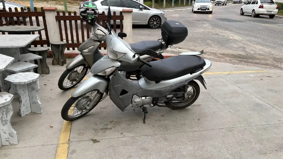 (VÍDEO) Biz e Corsa colidem e acidente deixa um ferido
