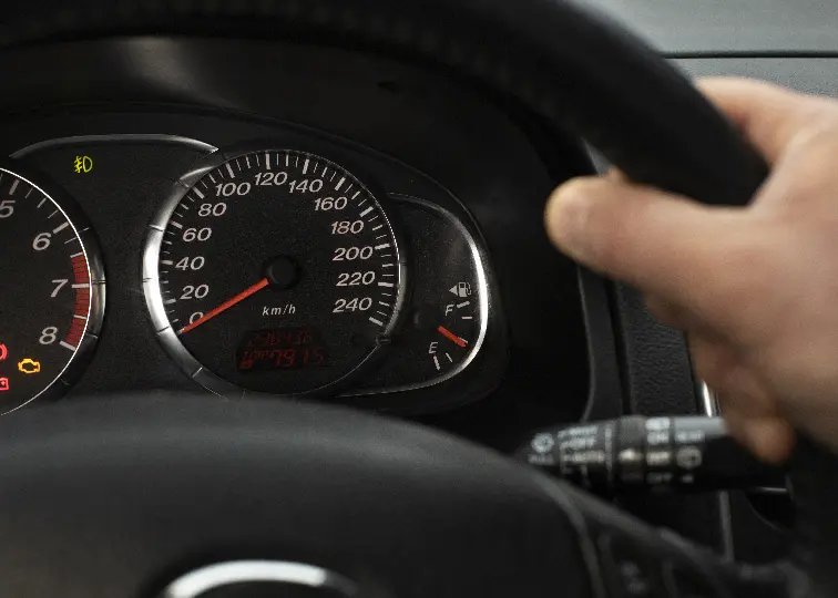 Criança de 8 anos morre após ser atropelada por carro em alta velocidade