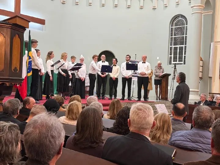 Concerto com coro italiano lota Igreja Luterana e emociona público
