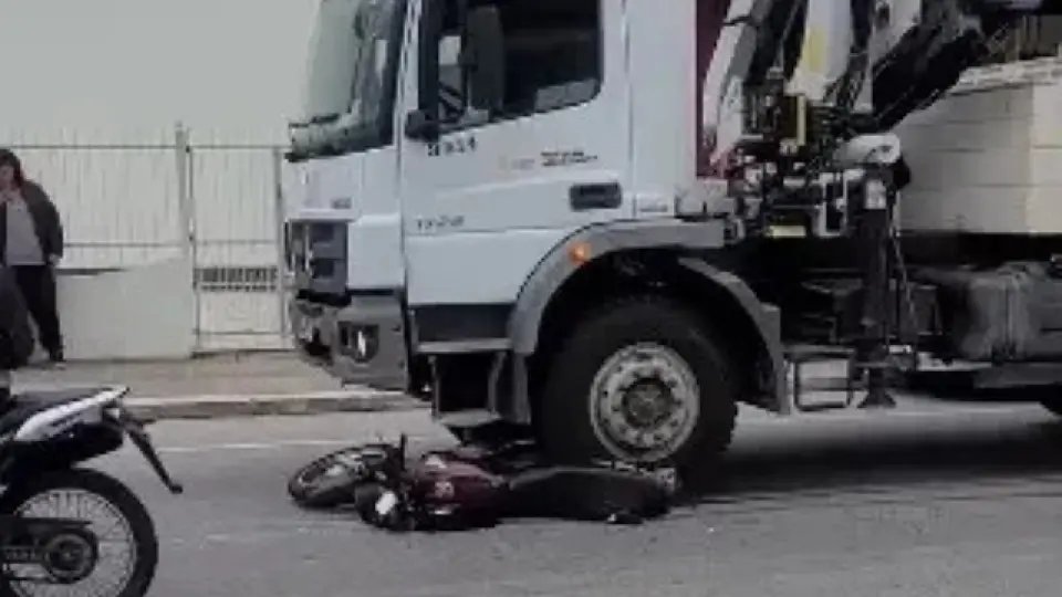 (VIDEO) Motociclista escapa da morte ao pular da moto antes de colisão