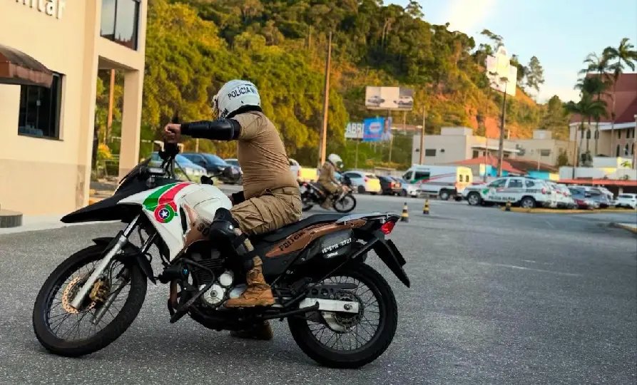 Policial militar colide moto em outra e acaba ferido 