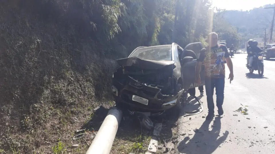 (VÍDEO) Motorista derruba poste próximo à Renaux e condutores ajudam a liberar via