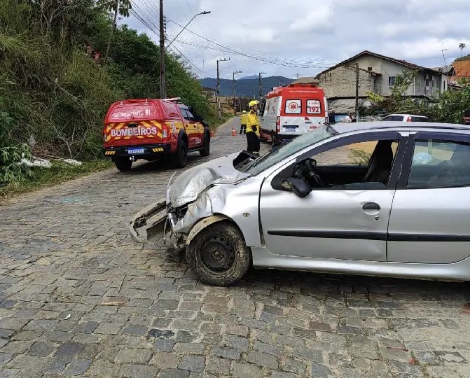 Motorista perde controle de veículo e cai de barranco de 8 metros