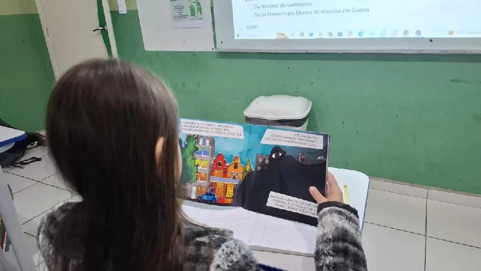 Escolas de Brusque recebem livro infantil que celebra a diversidade e a inclusão