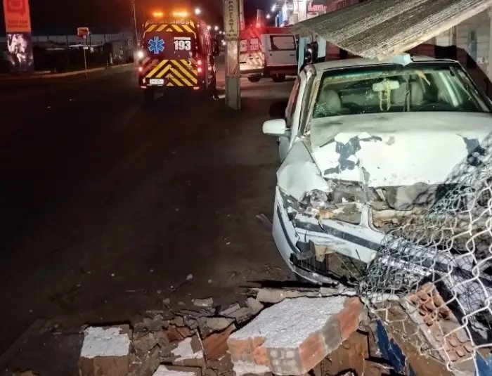 Motorista perde controle e colide contra muro de residência 