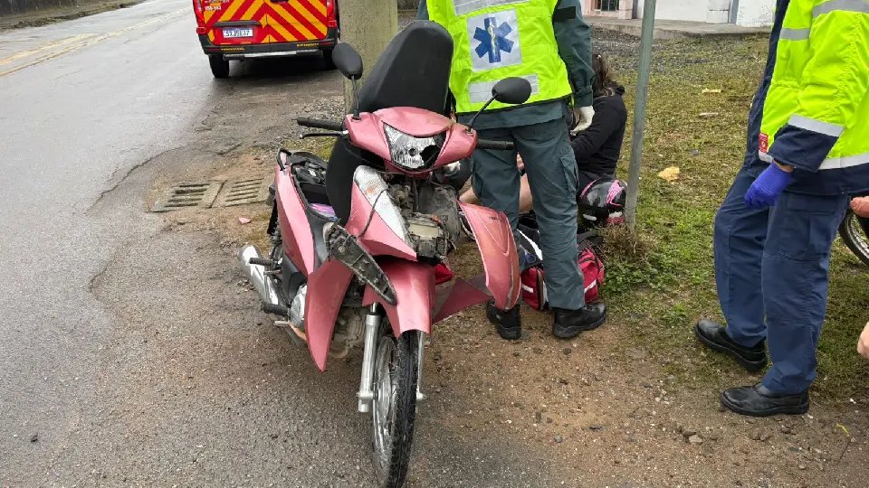 (VÍDEO) Colisão na esquina deixa motociclistas feridas