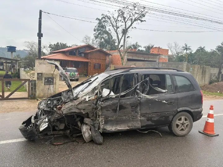 Zafira invade pista contrária e colide com caminhão