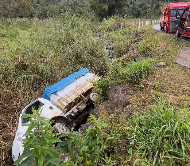 Caminhão cai em córrego e deixa homem com traumatismo craniano