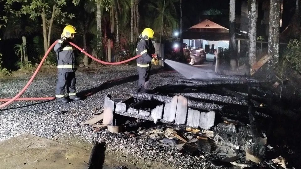 Bombeiros agem rápido e evitam que fogo se alastre