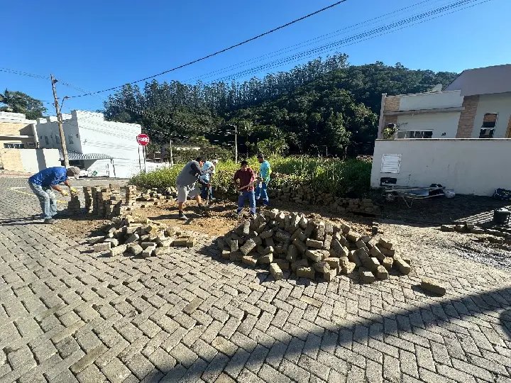 Rua na Limeira passa por conserto de calçamento
