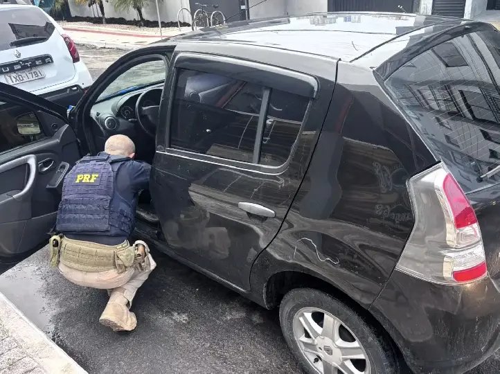 Veículo furtado é recuperado na BR-101 e motorista acaba preso