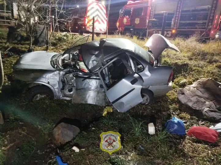 Homem de 59 anos morre em acidente entre carro e caminhão