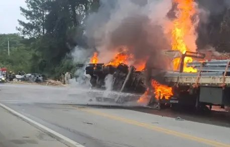 Carreta pega fogo e bloqueia rodovia em SC 