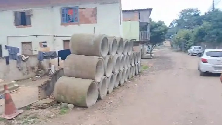 (VÍDEO) Tubulação entupida causa transtornos no Bateas