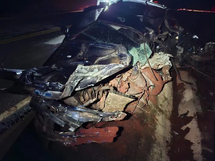 Motorista morre após bater de frente com carreta