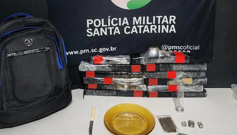 Jovem é preso com mochila recheada de maconha