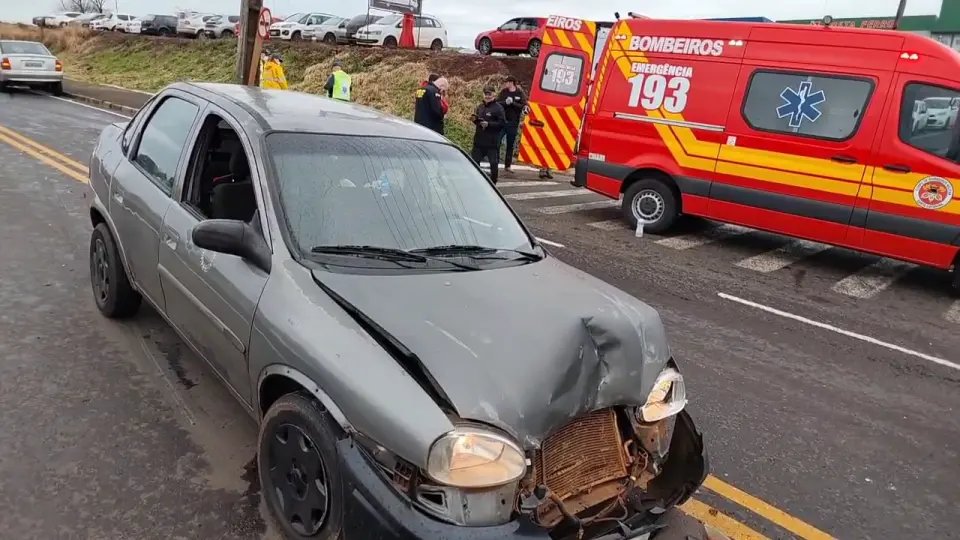 Menor sem CNH se envolve em acidente com três carros