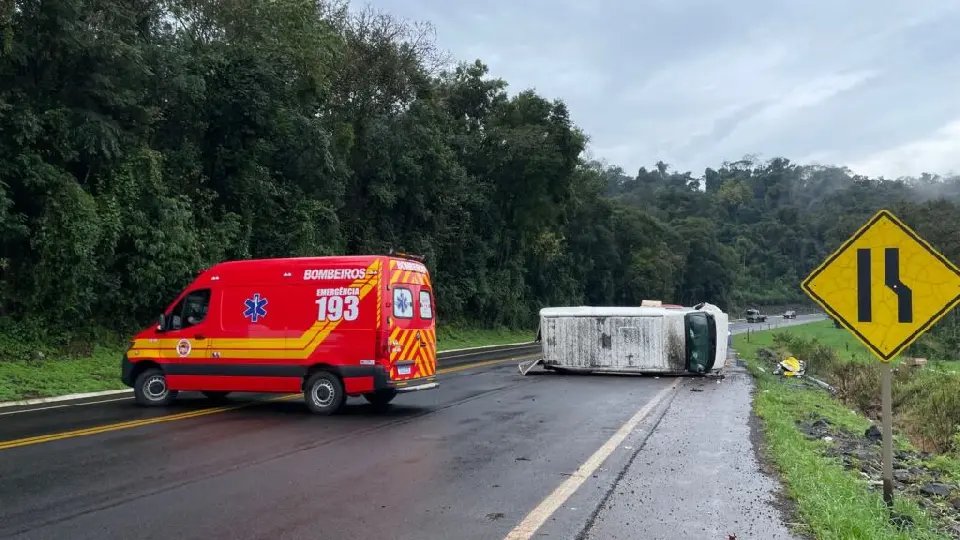 Motorista é socorrido após furgão capotar e bloquear pista na BR-282